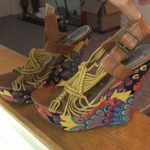 Super cute peacock detailed wedges!